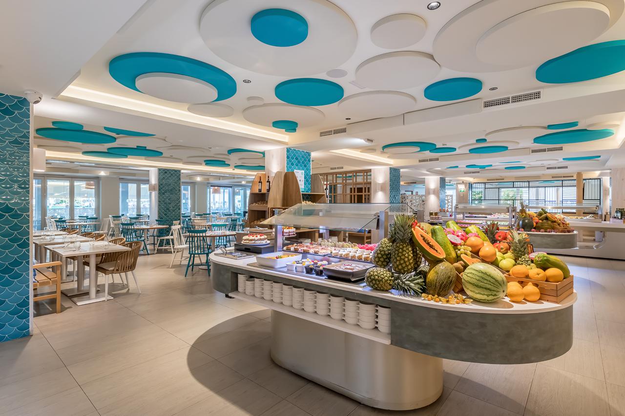 Buffetrestaurant van Occidental Torremolinos Playa met fruitpresentatie
