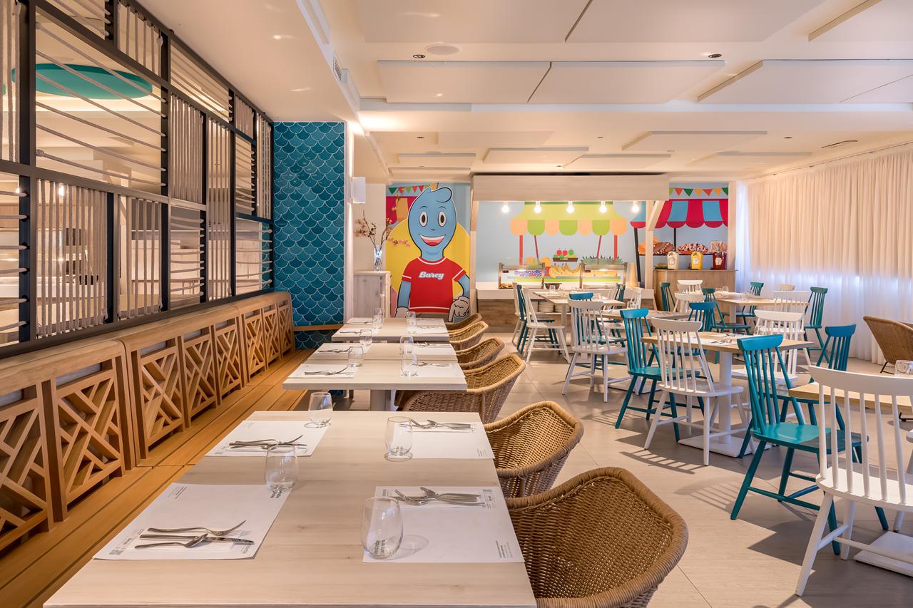 Gedekte tafels in het buffetrestaurant van Occidental Torremolinos Playa