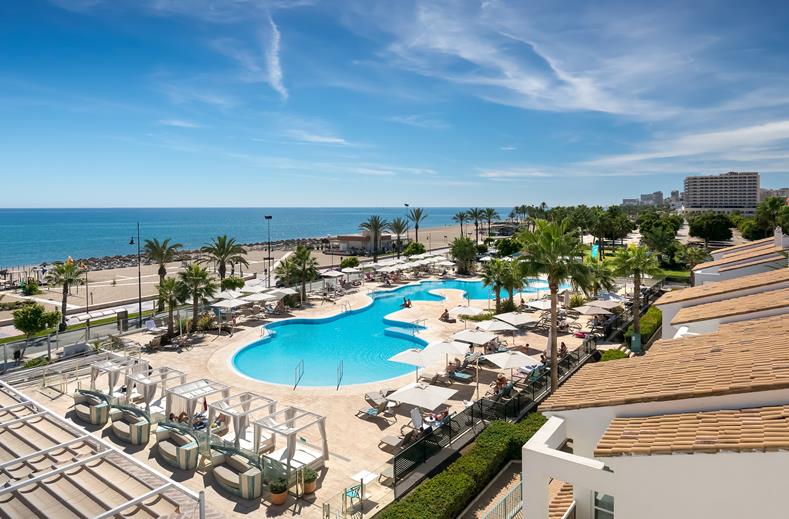 Bovenaanzicht van het grote zwembad en de ligbedden bij Occidental Torremolinos Playa