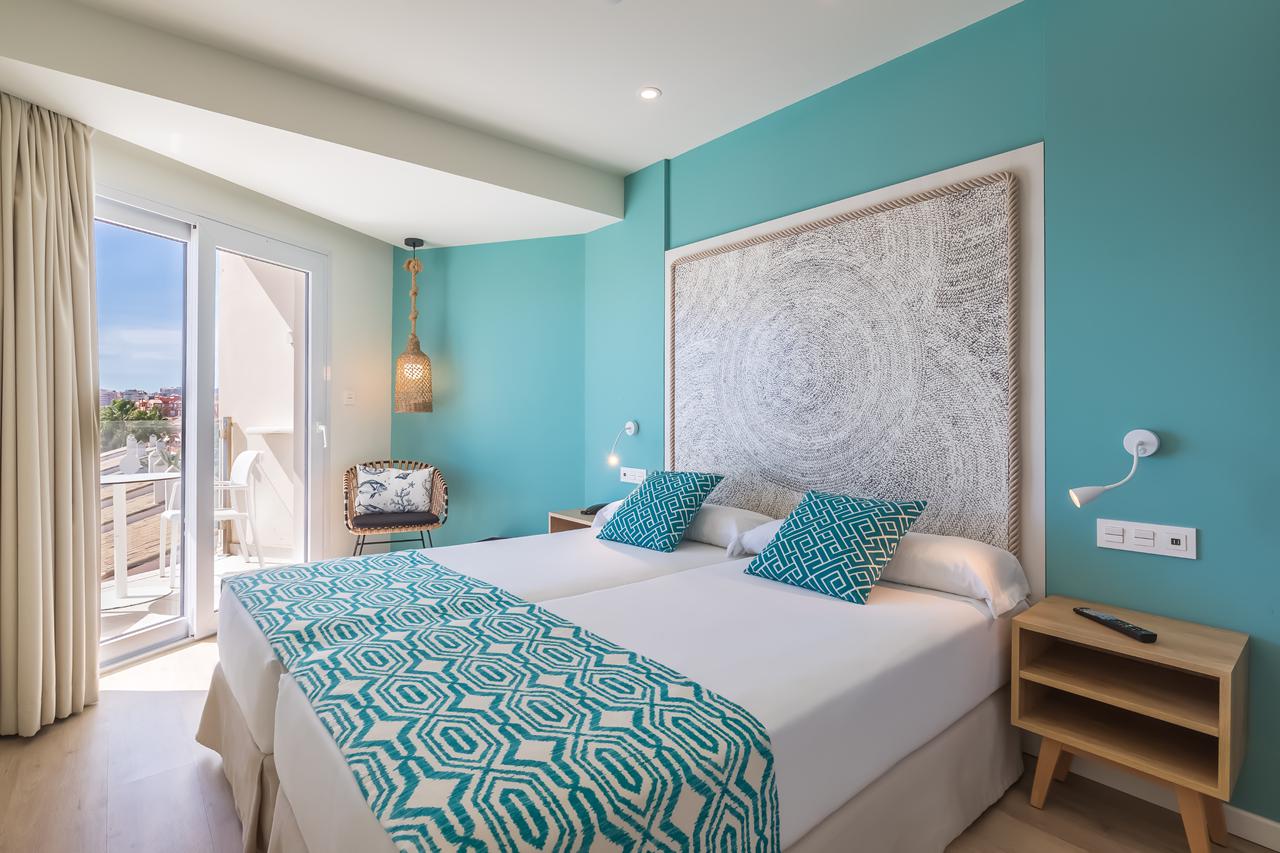 Tweepersoonskamer van Occidental Torremolinos Playa met turquoise accenten