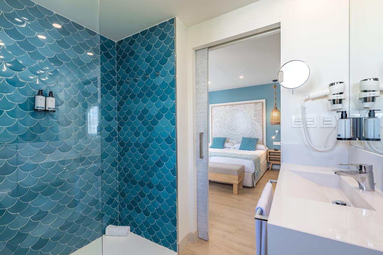 Badkamer met turquoise tegels in Occidental Torremolinos Playa